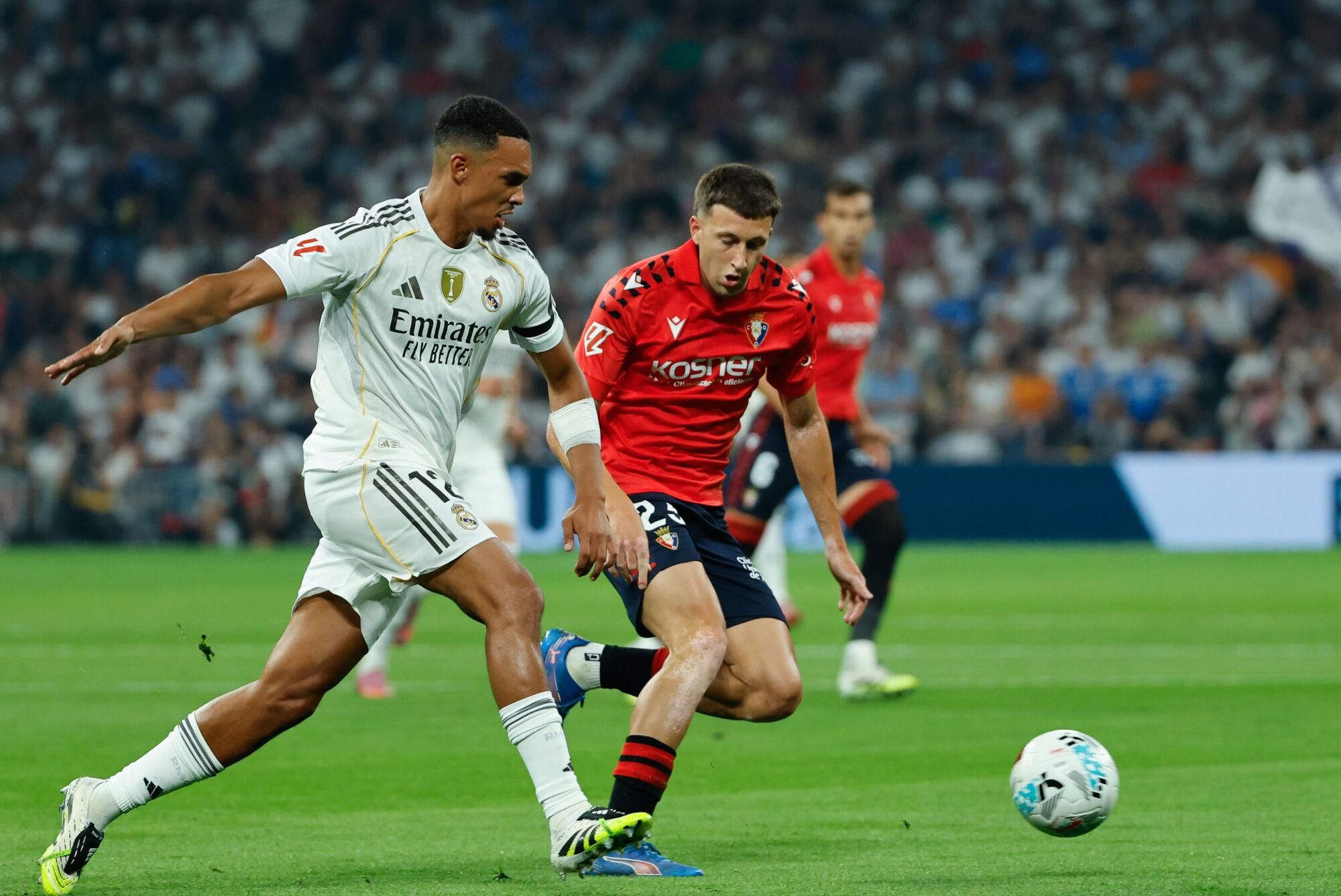 MADRID, 19/08/2025.- El defensa británico del Real Madrid Trent Alexander-Arnold (i) controla el balón junto a Abel Bretones, de Osasuna, durante el partido de la primera jornada de LaLiga que Real Madrid y Atlético Osasuna disputan hoy martes en el estadio Santiago Bernabéu. EFE/Mariscal