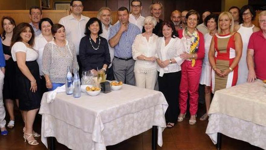 Trabajadores de Hacienda asistentes a la despedida de Julia Rey Chao, ayer, en Nixon.