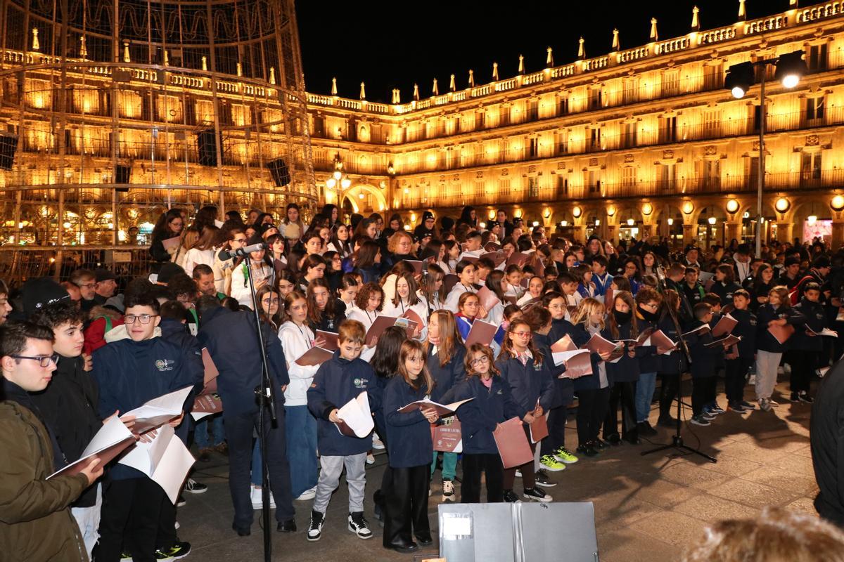 Todos los cantores en la plaza Mayor de Salamanca