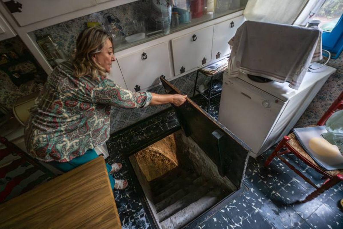Beatriz muestra la trampilla de la cocina que permite bajar a la parte que está debajo de la vivienda principal.