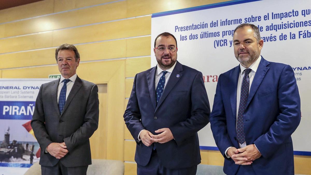 Juan Escriña, Adrián Barbón y Carlos Paniceres, en la presentación del informe, este jueves en Oviedo