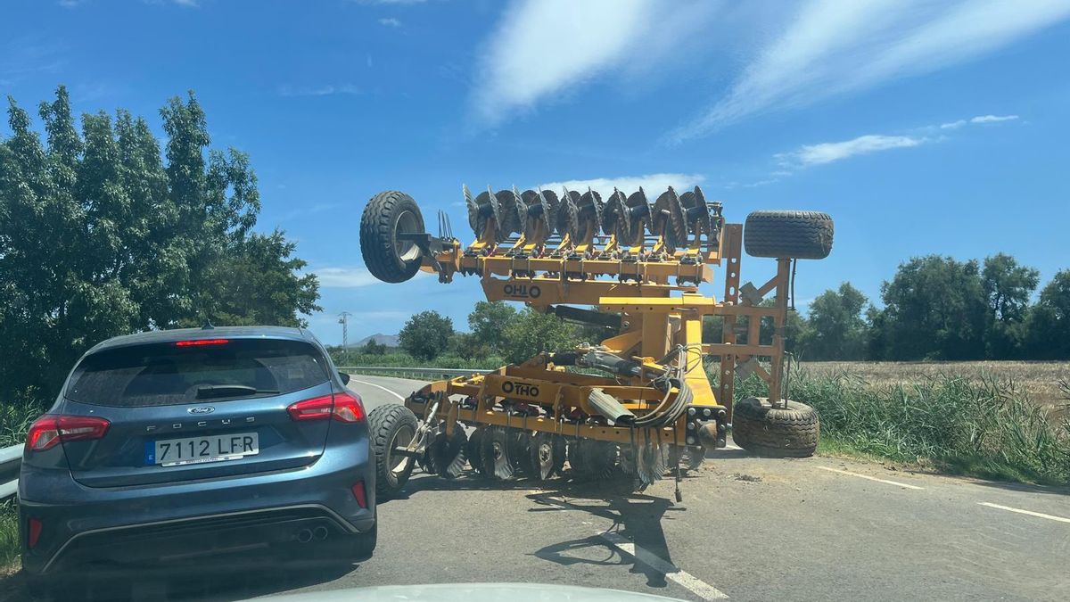 VÍDEO | Bolca el remolc d'un tractor a la carretera que va de Fortià a Castelló d'Empúries
