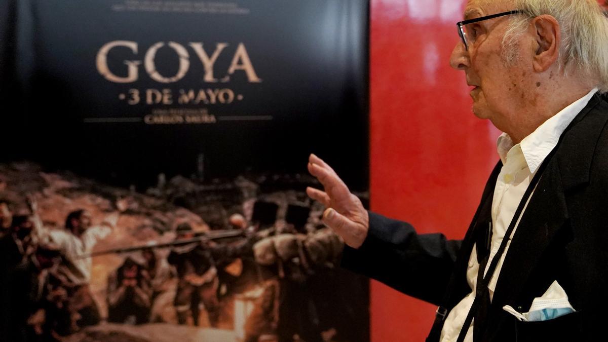 Carlos Saura, durante la presentación de su película 'Goya, 3 de mayo' en el Museo del Prado. FOTO JOSÉ LUIS ROCA