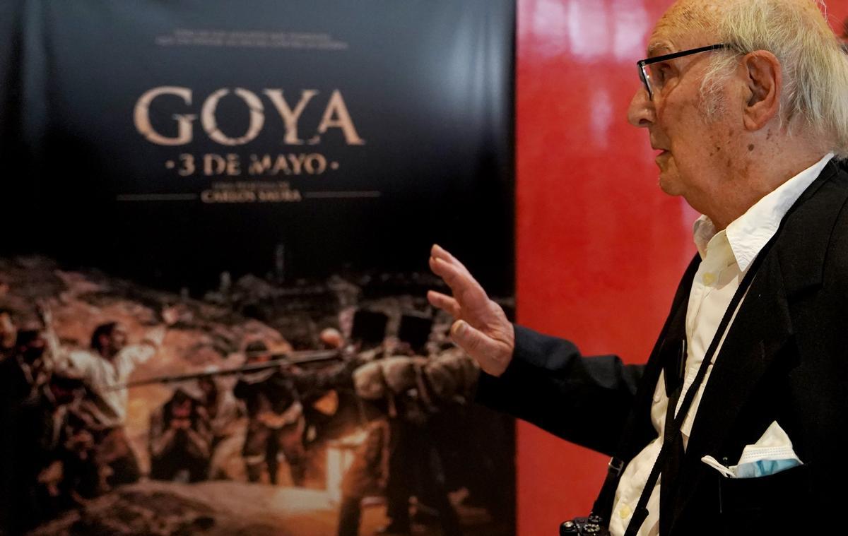 Saura repinta ‘Els afusellaments’ de Goya: «És un tòtem sobre la guerra»
