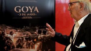 Saura repinta ‘Els afusellaments’ de Goya: «És un tòtem sobre la guerra»