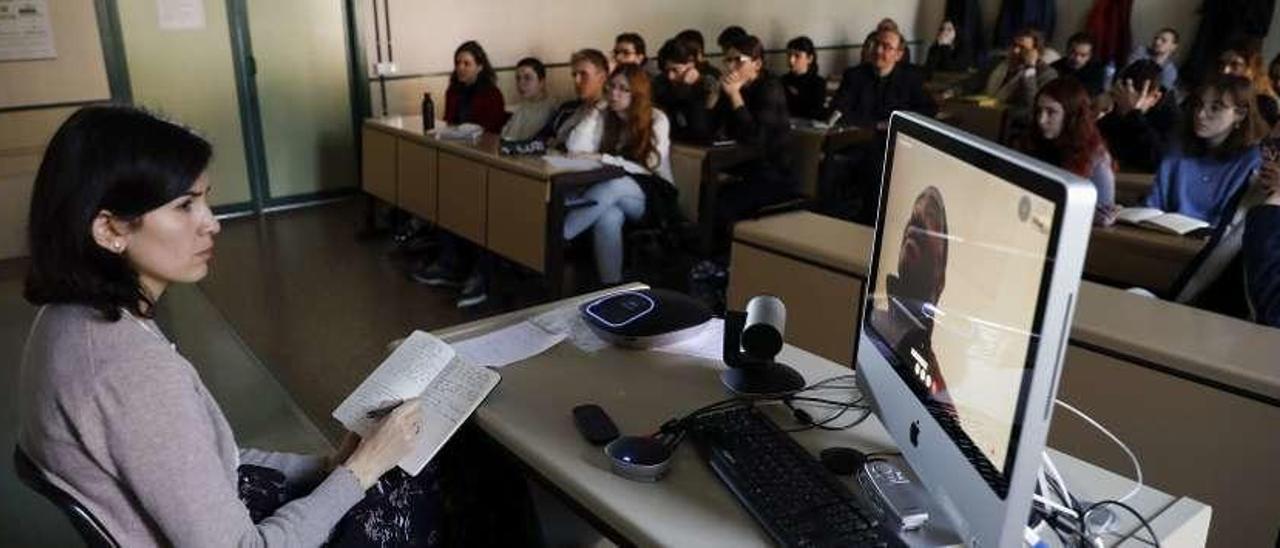 Bueno durante la videoconferencia con su socio camerunés.