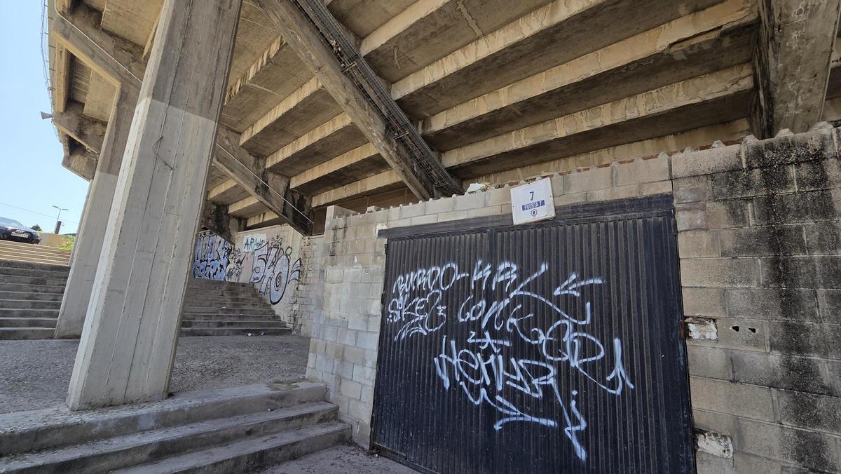 Puertas y bajos vandalizados en el fondo norte del Rico Pérez.