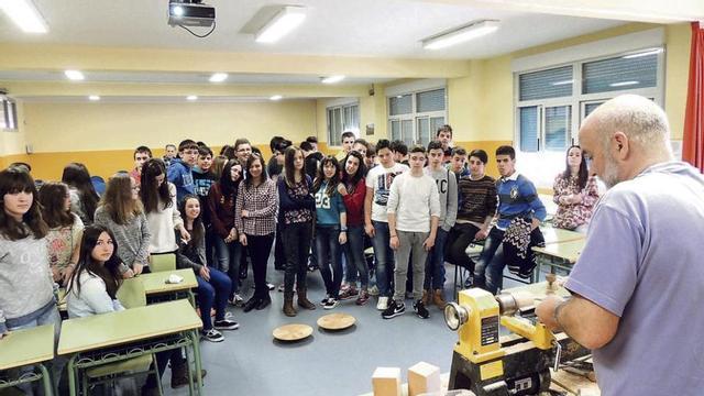 Los escolares siguen con mucha atención una de las actividades programadas.