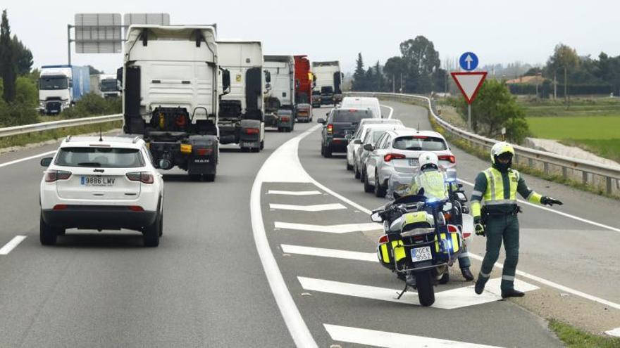 Una marcha lenta de camiones en protesta por los elevados costes del combustible, la semana pasada en el entorno de Zaragoza. | JAIME GALINDO
