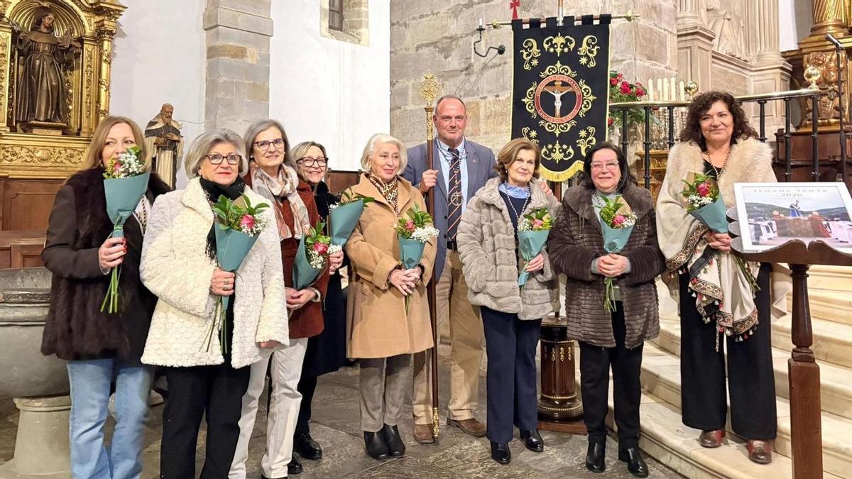 El hermano mayor posa con el grupo de priostía.