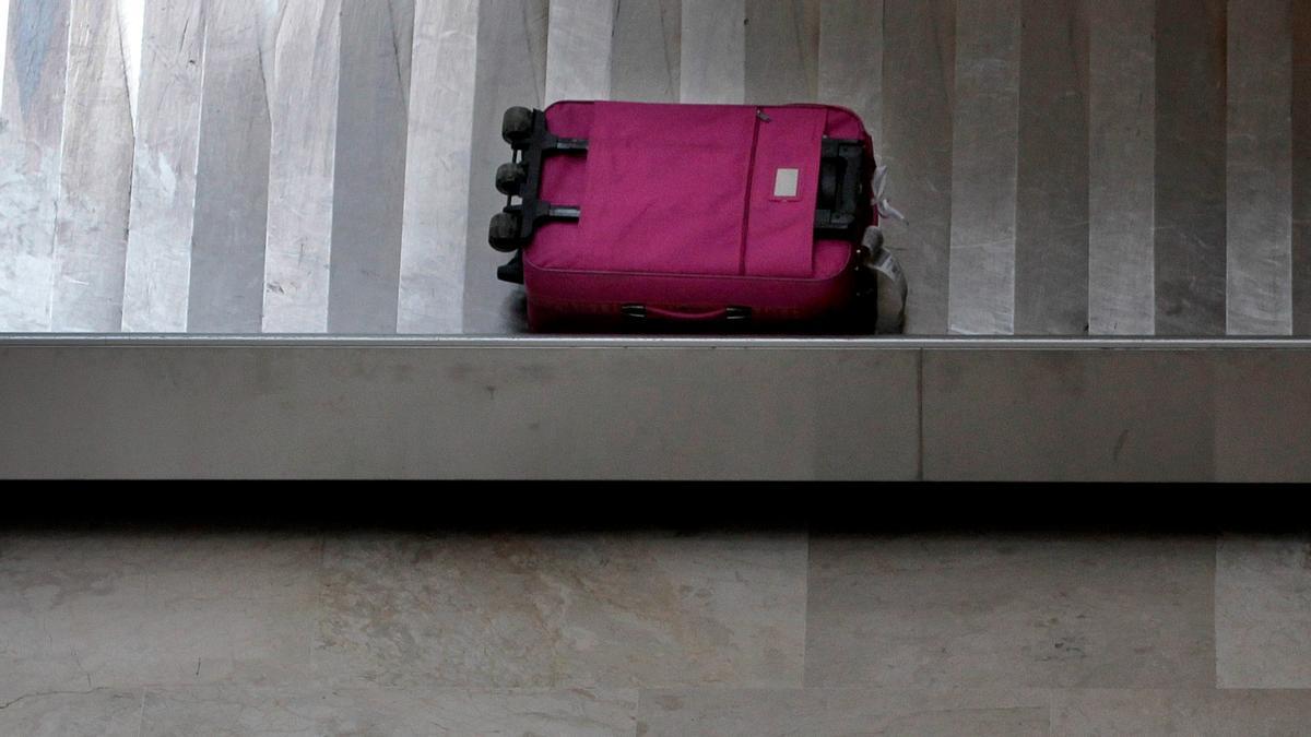 Una maleta en una cinta transportadora del aeropuerto de Madrid.