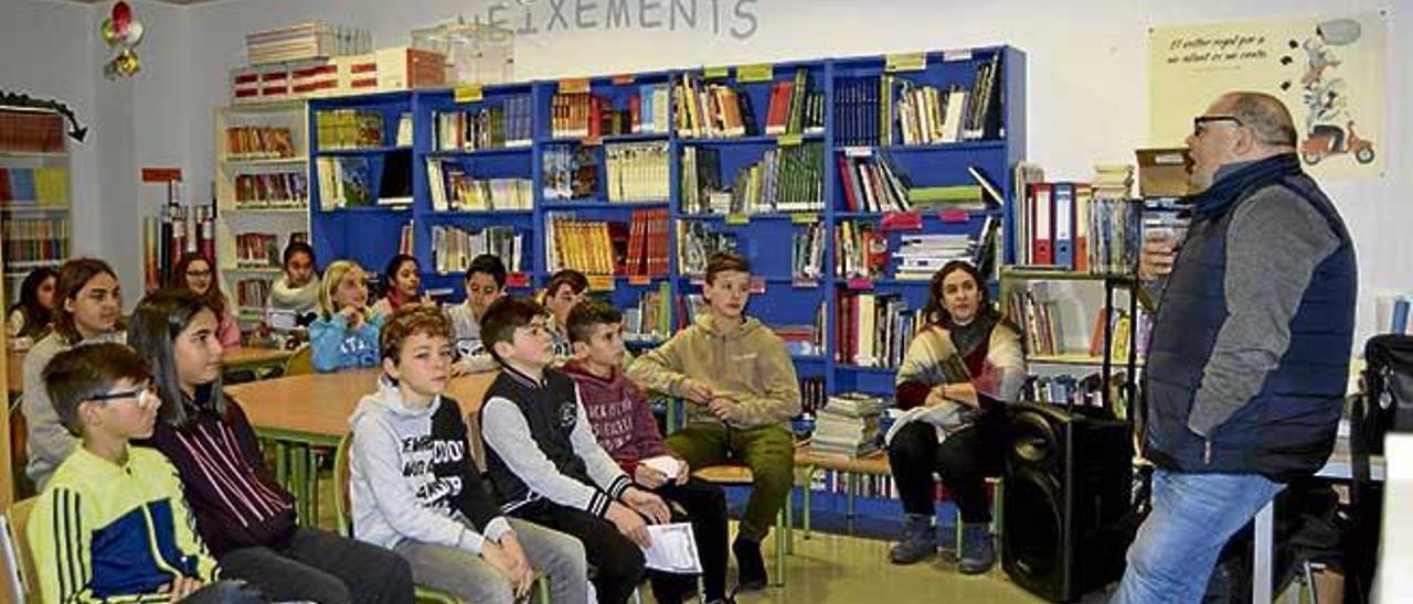 L´actor Joan Carles Bestard, popular pel personatge de ´Madò Pereta´, parlà amb els alumnes.