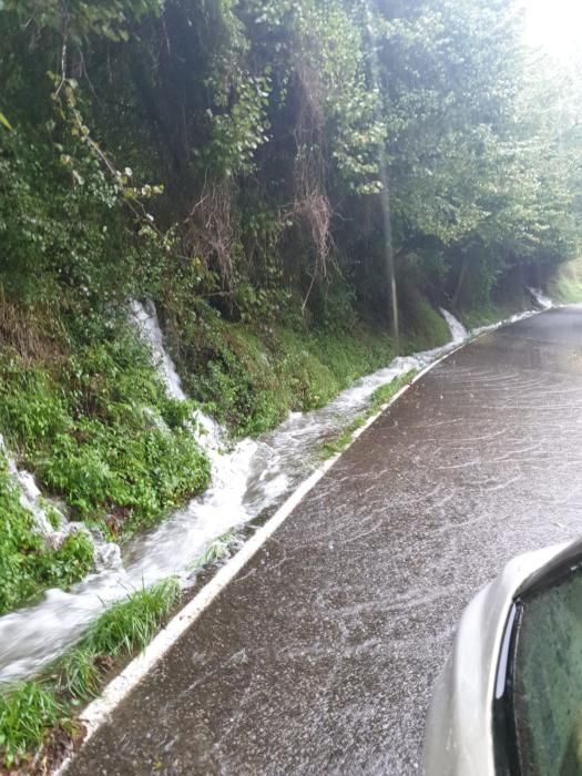 Así bajan las cunetas a la altura de Caldueñín, en Llanes