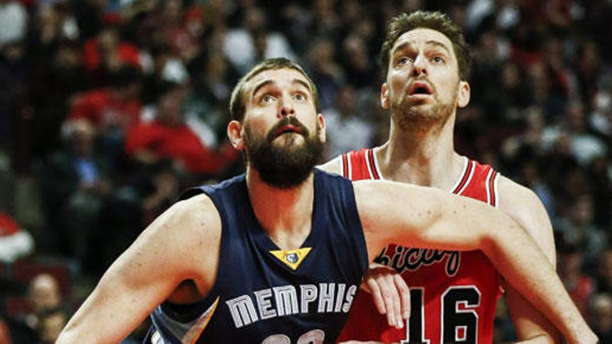 Pau Gasol le gana el duelo a su hermano Marc.