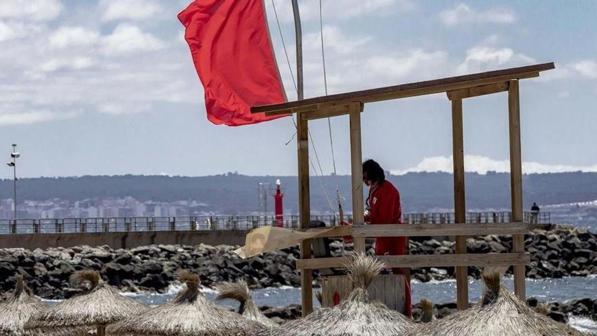 Die rote Flagge verbietet am Samstag das Baden an der Playa de Palma.