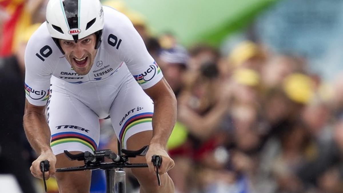 Cancellara corre hacia la línea de meta en Grenoble durante la 20ª etapa del Tour.