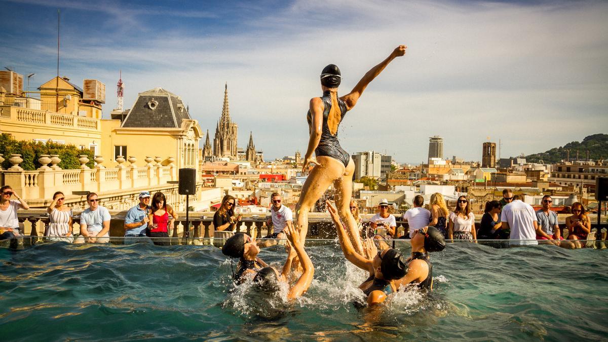 Exhibición de natación sincronizada en el Hotel Ohla Barcelona.