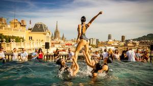 Exhibición de natación sincronizada en el Hotel Ohla Barcelona.