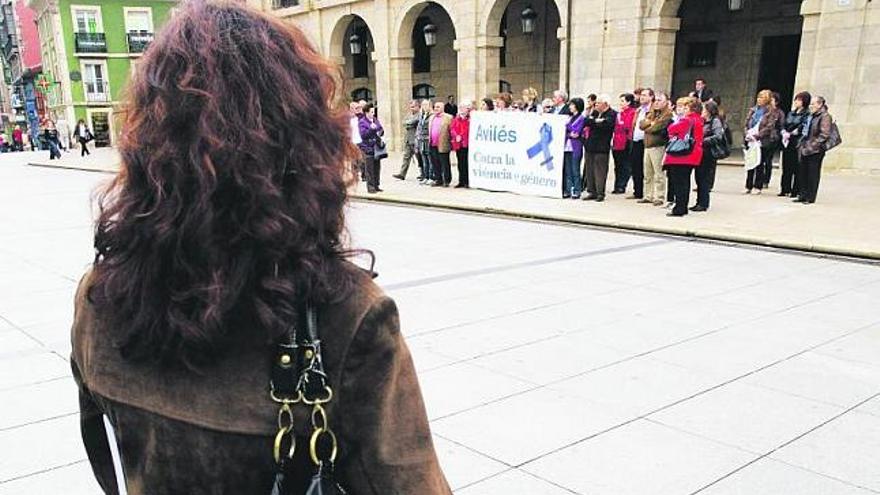 Asistentes a la concentración silenciosa, ayer, en El Parche.