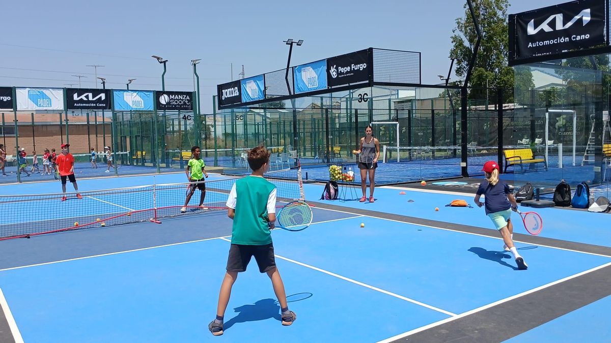 Clases de pádel para niños y niñas en Castellón.