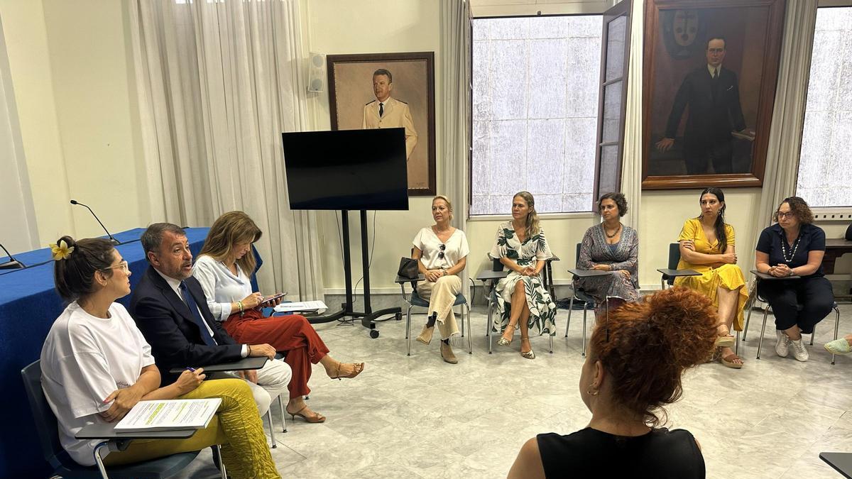 Reunión entre el Ayuntamiento de Santa Cruz de Tenerife y los centros educativos municipales.