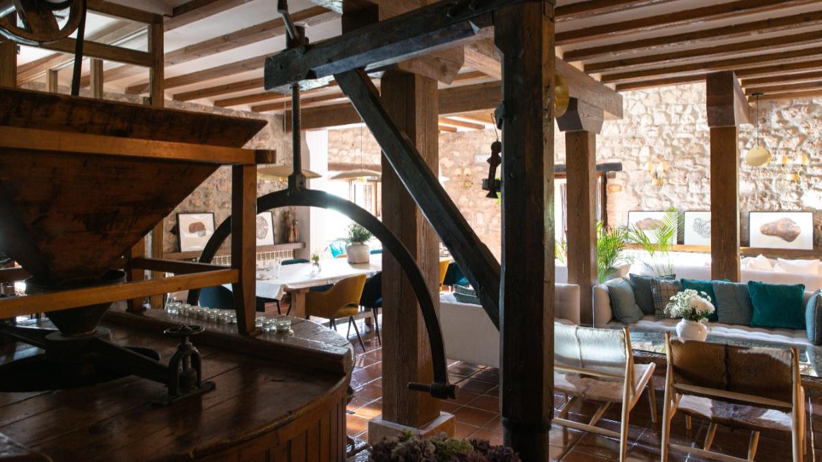 El antiguo molino harinero de Molino de Alcuneza conserva la memoria del lugar y resume la filosofía de la casa: cuidar el paisaje, el producto y las personas que dan vida al territorio.