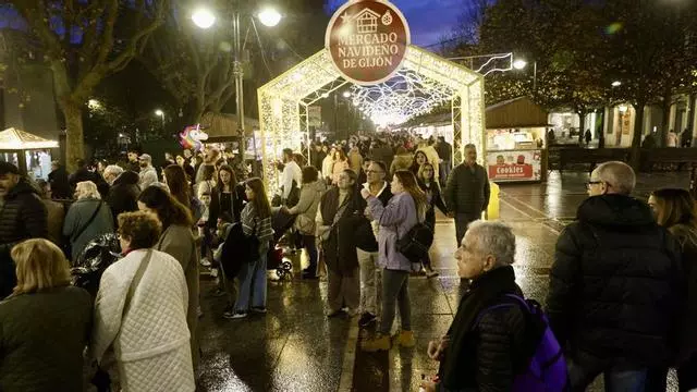 El mercadillo de Navidad de Gijón se llena de visitantes: “Siempre es prestoso dar una vuelta”