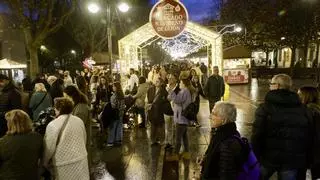 El mercadillo de Navidad de Gijón luce el brillo de las fiestas lleno de visitantes: “Siempre es prestoso dar una vuelta”