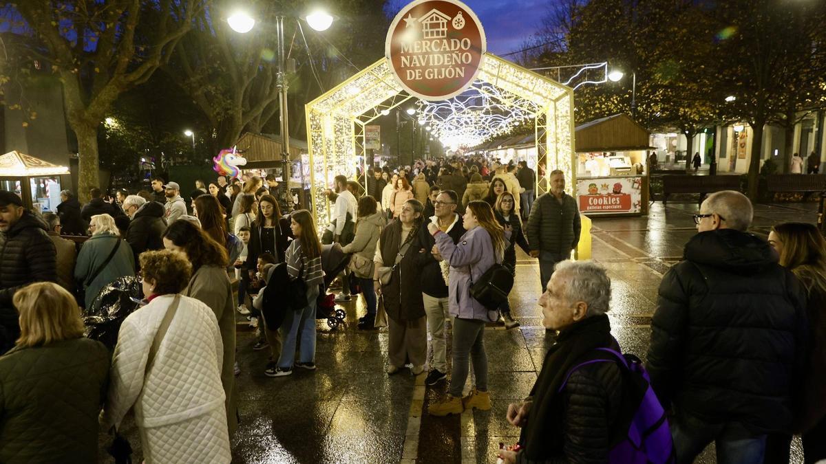 El mercadillo de Navidad de Gijón se llena de visitantes: “Siempre es prestoso dar una vuelta”