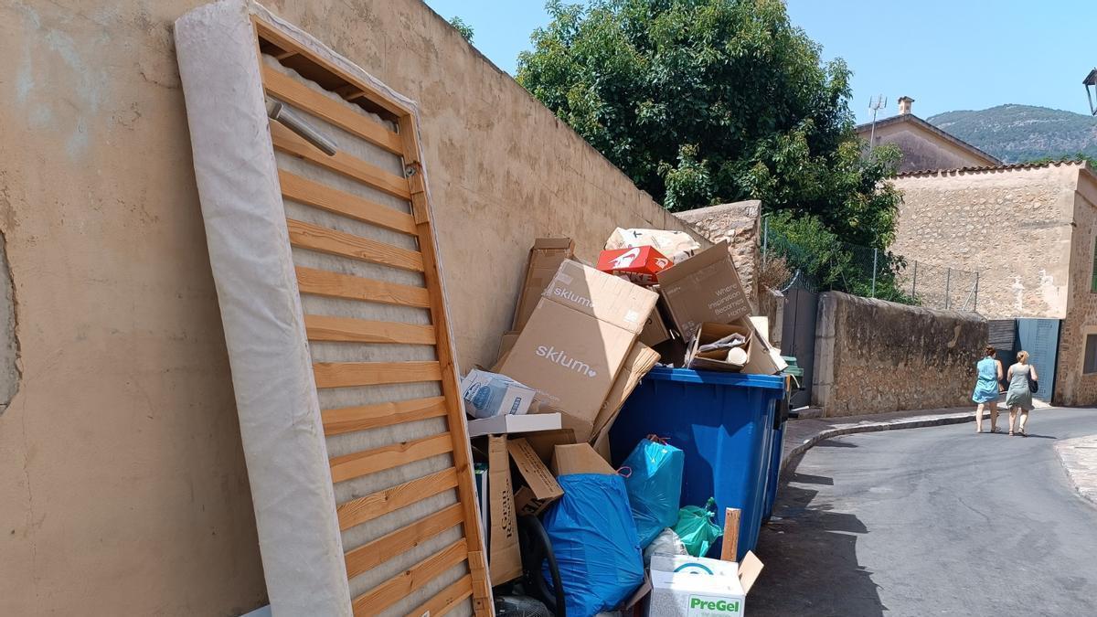 Residuos acumulados en una calle de Sóller.