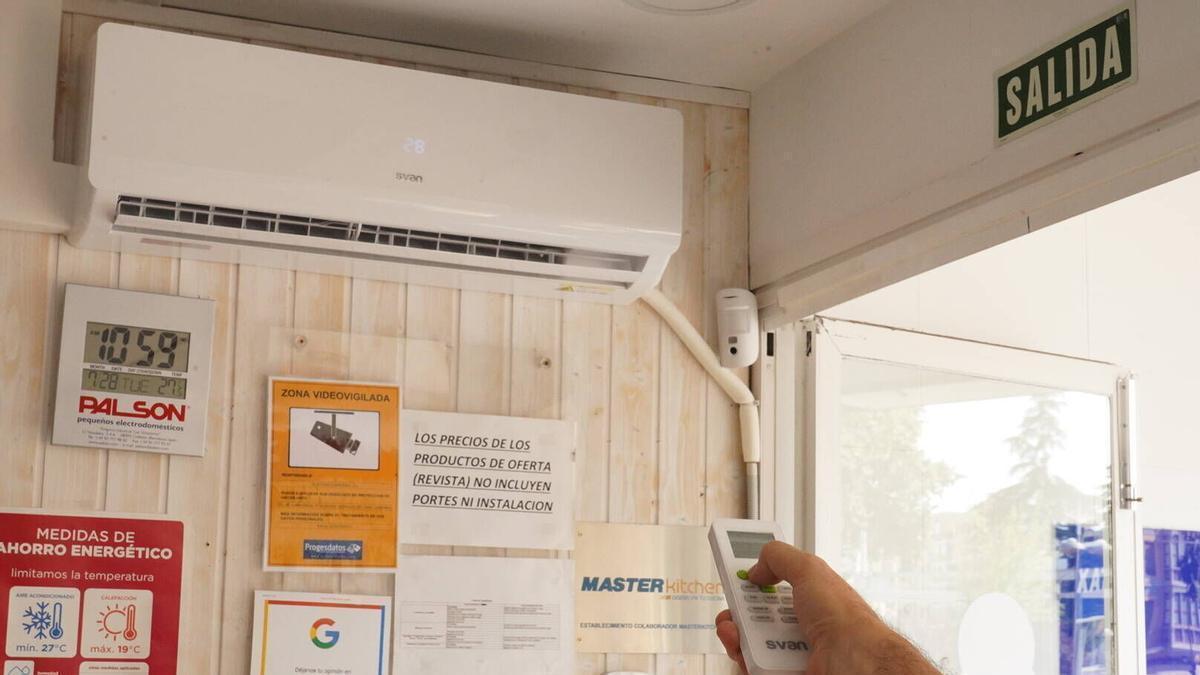 Regulación del aire acondicionado en un negocio de la ciudad de venta de esos aparatos.
