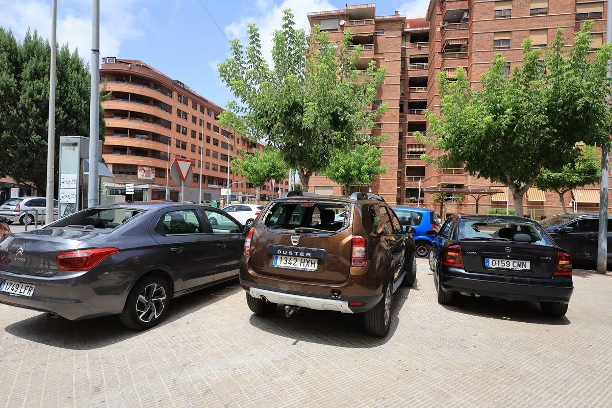 Coches con las lunas rotas estacionados cerca del taller Carglass.