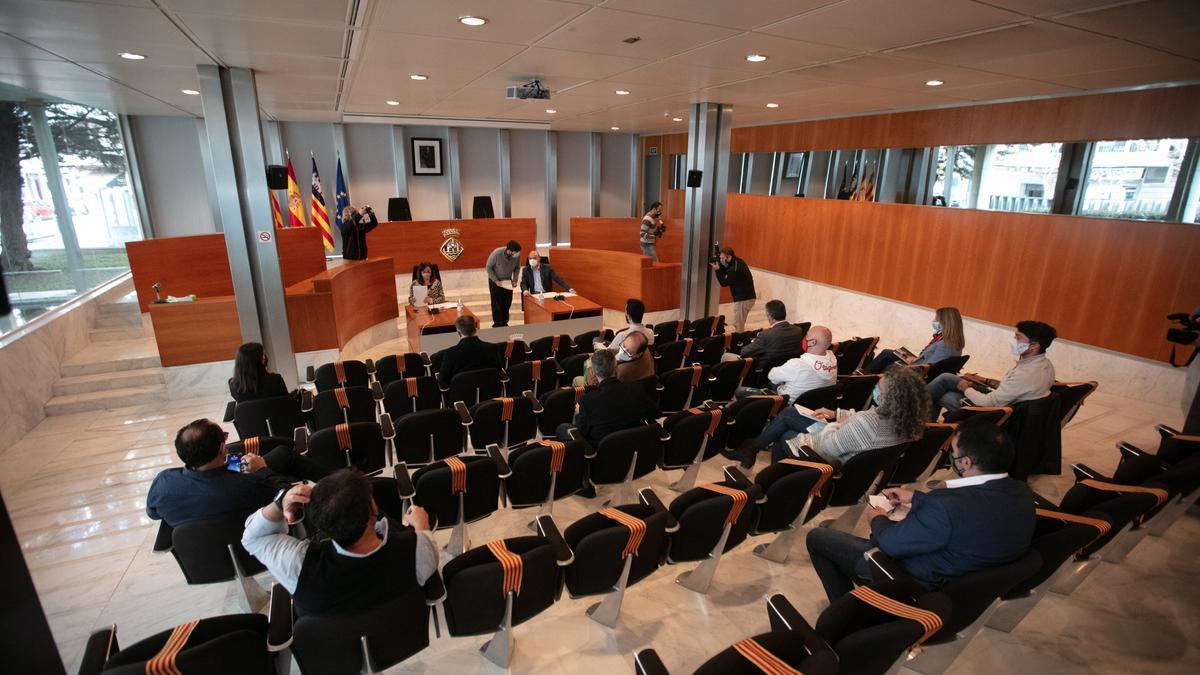 Reunión celebrada el lunes entre la presidenta del Govern y los empresarios ibicencos en la sede del Consell.