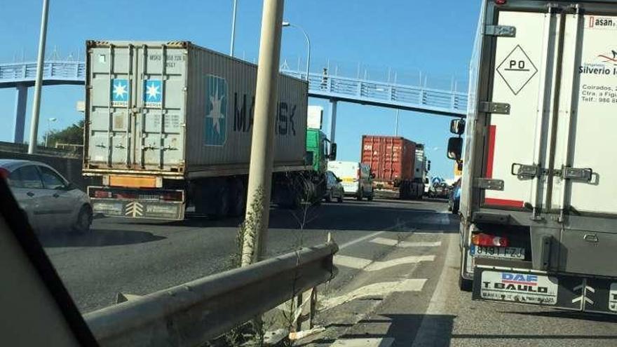 El atasco en la autopista, tras el accidente.