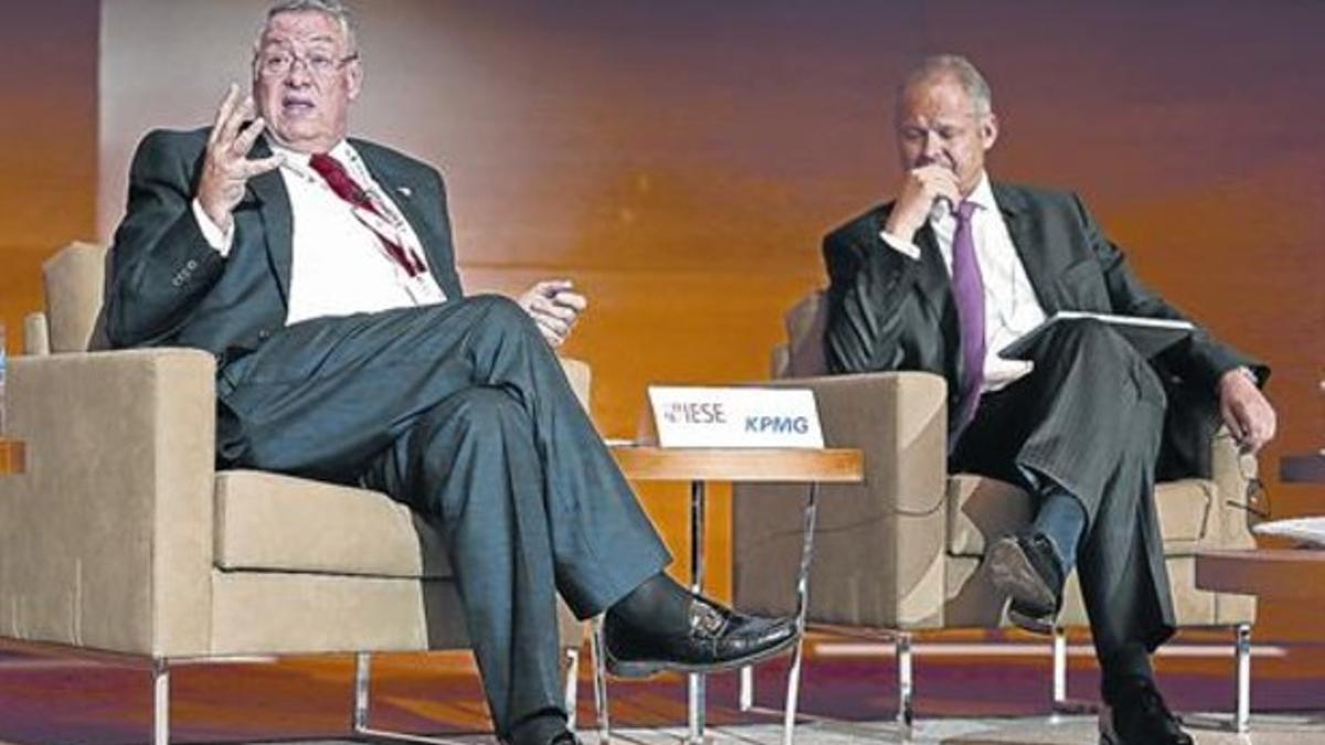 El presidente de Faconauto, Jaume Roura, durante su intervención en el encuentro celebrado en la sede de IESE en Barcelona, ayer.