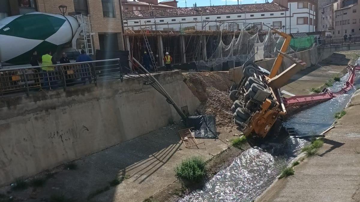 El camión cayó sobre el cauce.