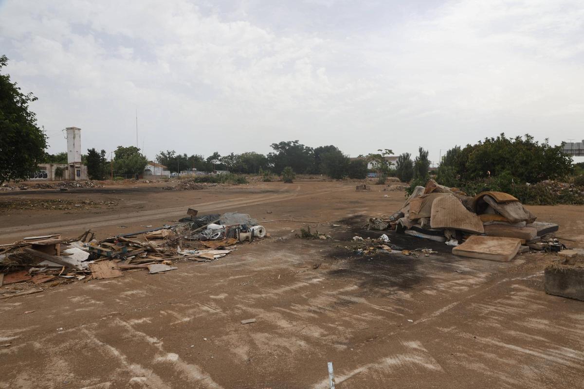 El terreno de Acciona tras la limpieza de chatarra