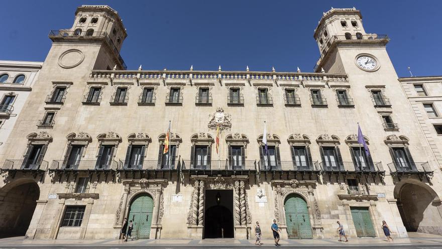 Los concejales Antonio Peral y Begoña León acaparan el uso del coche oficial en Alicante