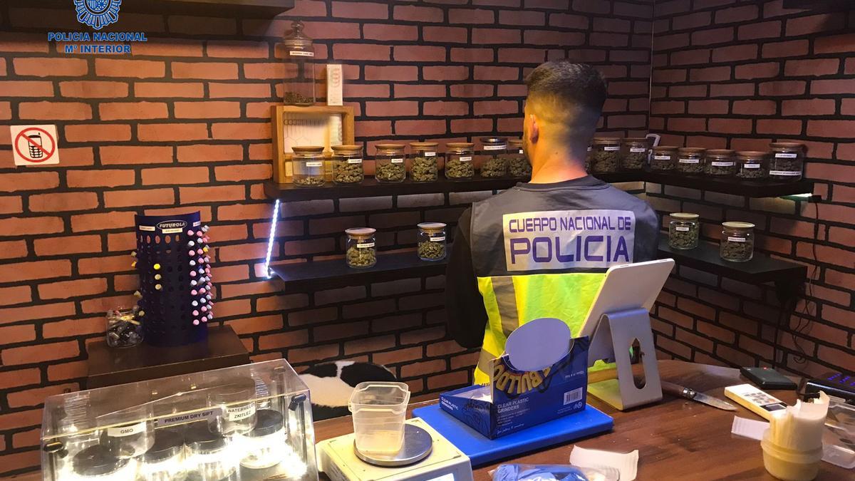 Un agente de la Policía Nacional durante el registro.