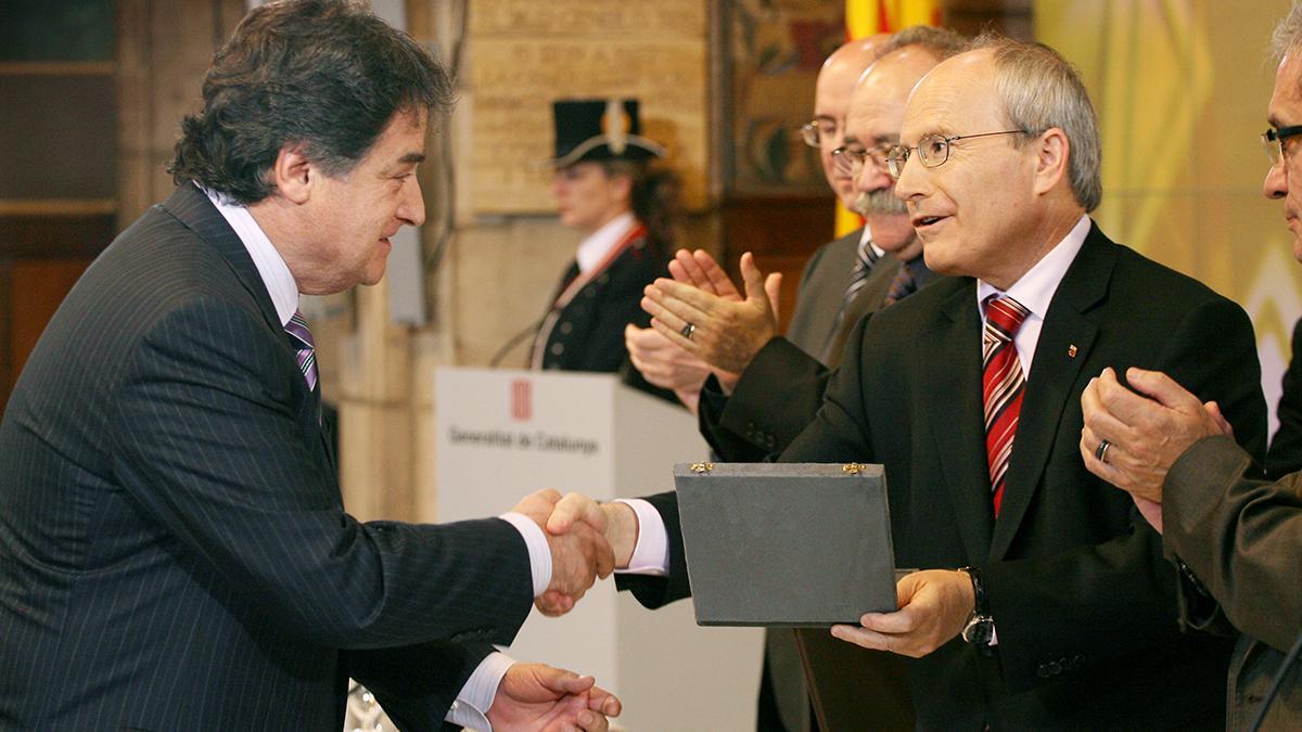 Francesc Codina recibe la Creu de Sant Jordi de la mano del entonces presidente de la Generalitat, José Montilla.