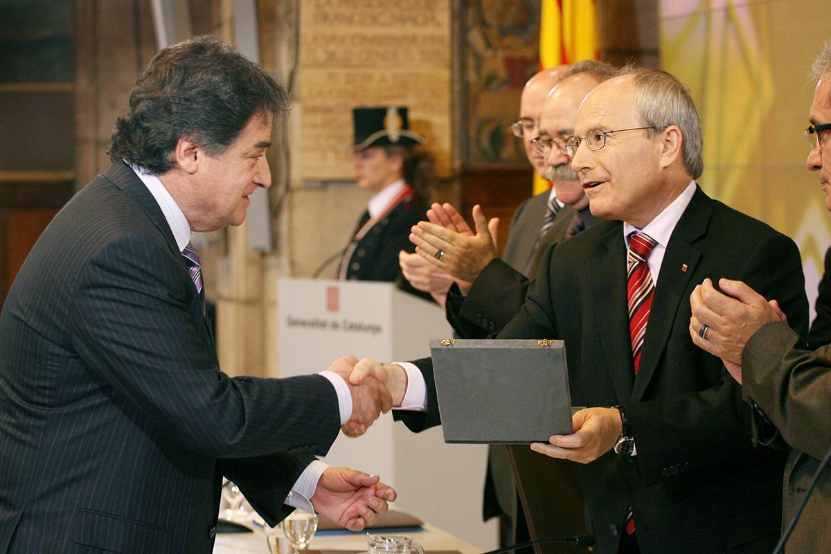 Francesc Codina recibe la Creu de Sant Jordi de la mano del entonces presidente de la Generalitat, José Montilla.