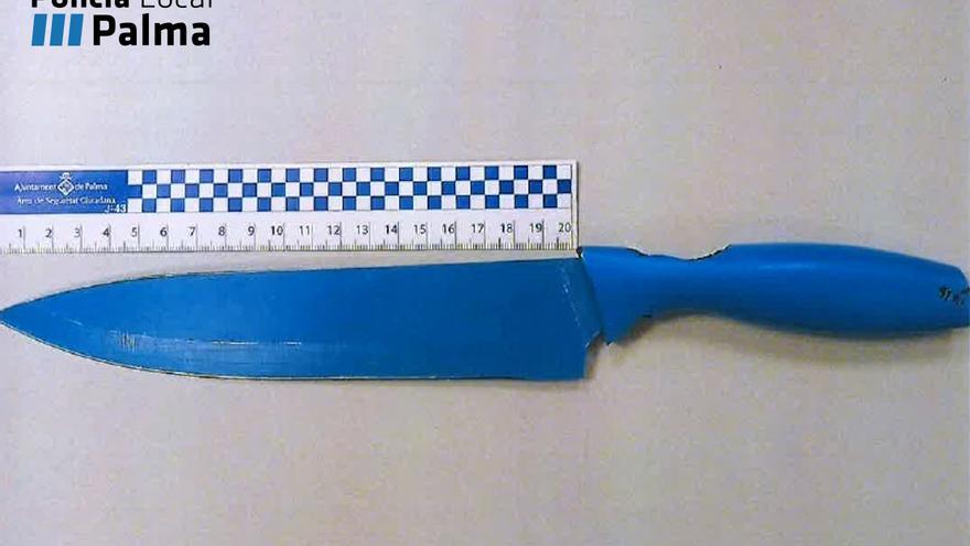 Un hombre ebrio amenaza con un cuchillo a los clientes de un hotel en Palma