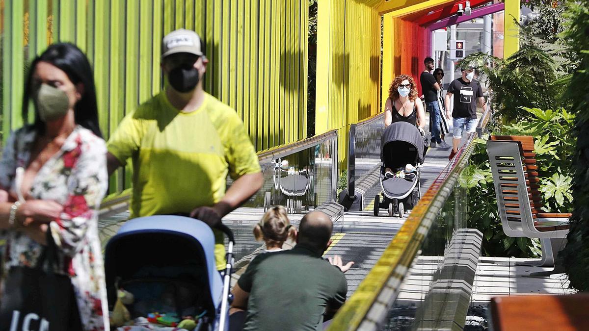 Ciudadanos utilizando hoy las rampas mecánicas de la Gran Vía, que conectan el tramo entre María Berdiales y Venezuela