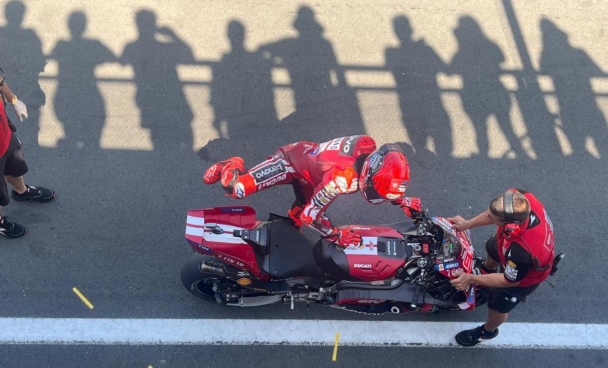 Marc Márquez (Ducati) se baja de su Ducati ante la mirada de un montón de espectadores.