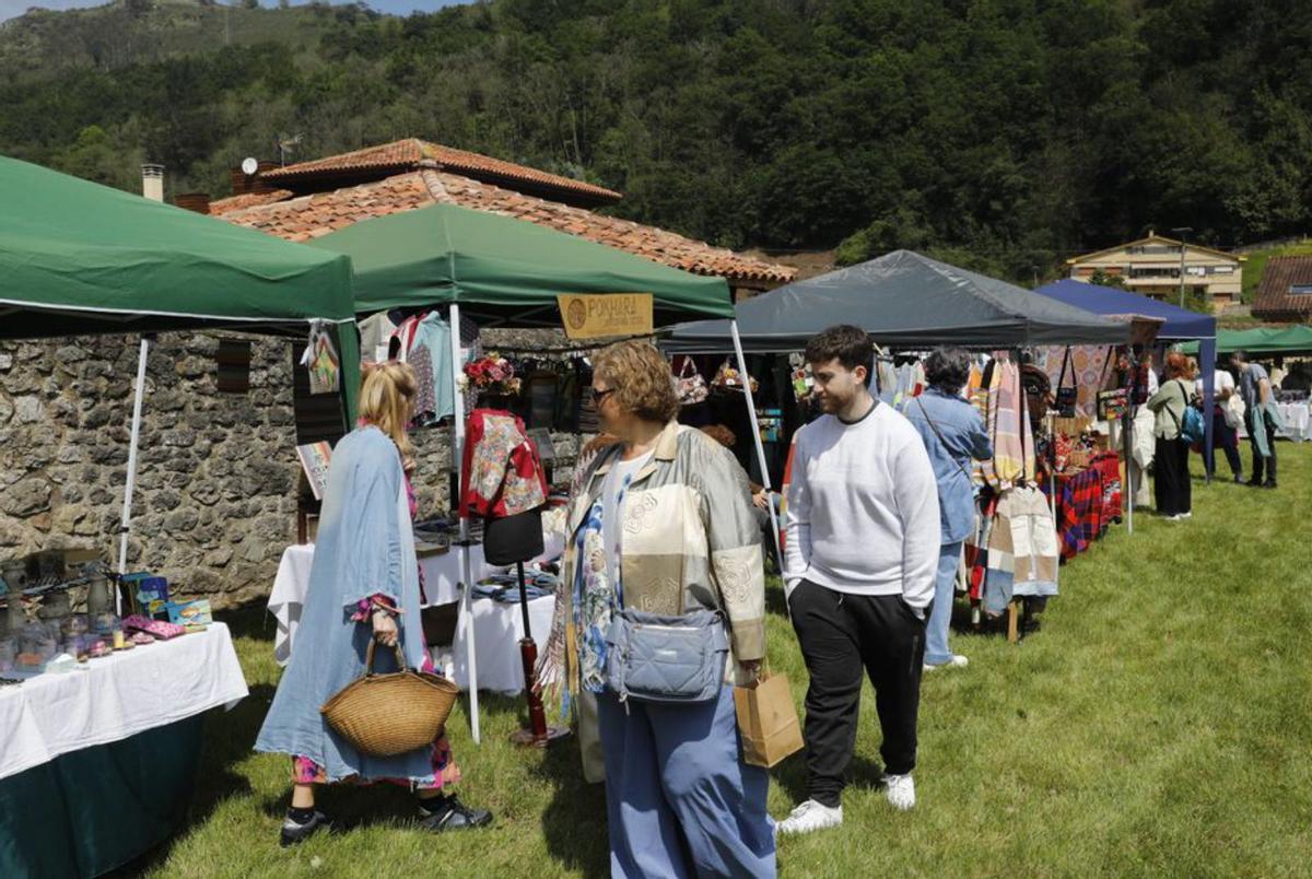 Visitantes en el mercadillo del Festival de Primavera de Bueño. | FERNANDO RODRÍGUEZ
