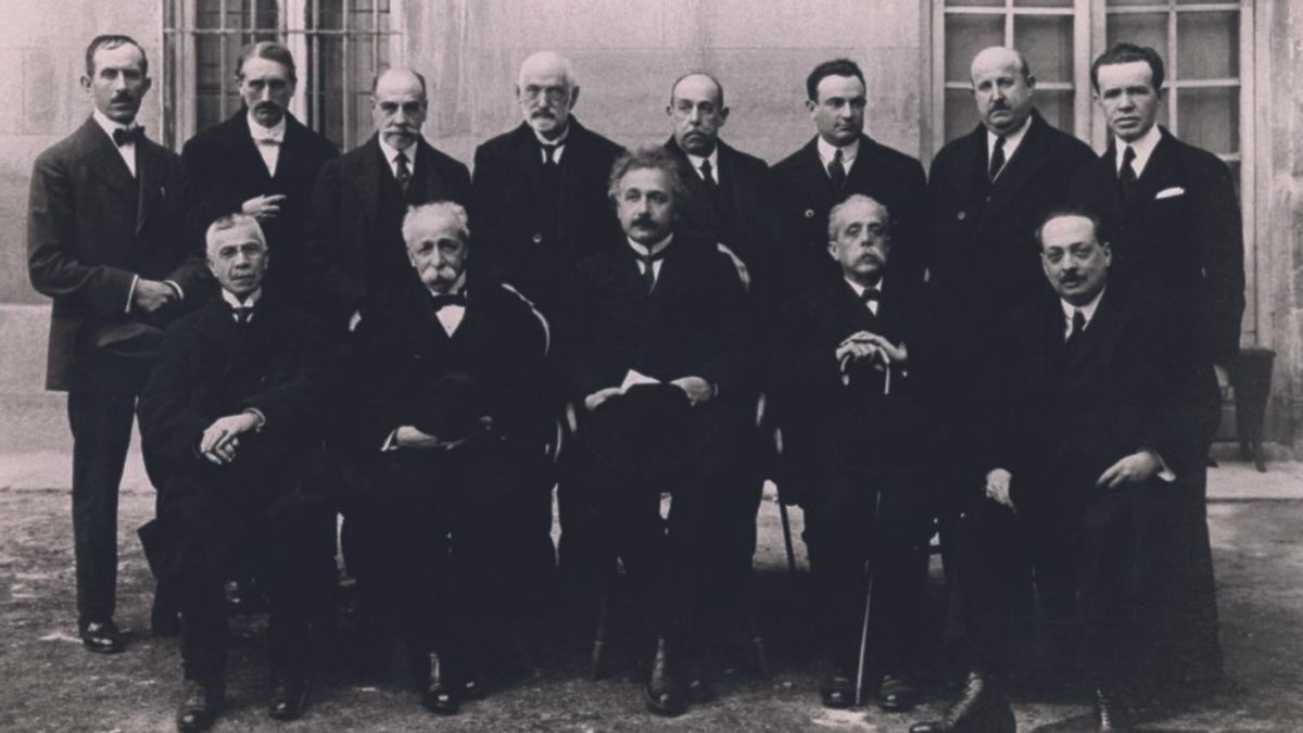 Einstein con científicos en Madrid. Carracido está á súa dereita.