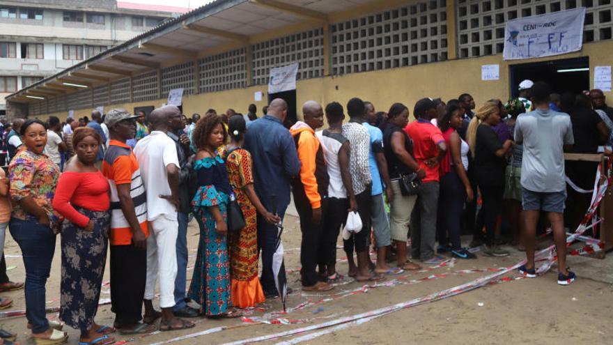 Votantes hacen cola para participar en la elección.