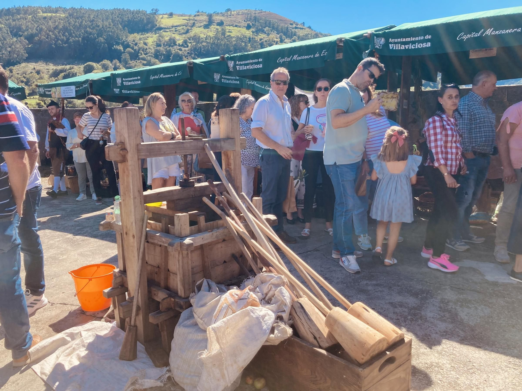 El ambiente "más guapo y asturiano" en la Feria de los Figos de Rozaes: así discurrió la soleada jornada de domingo