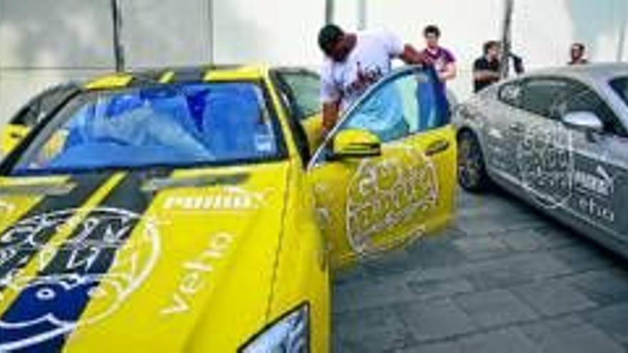 Rali Gumball 3000: BOLIDOS DE FAMOSOS APARCAN EN BARCELONA