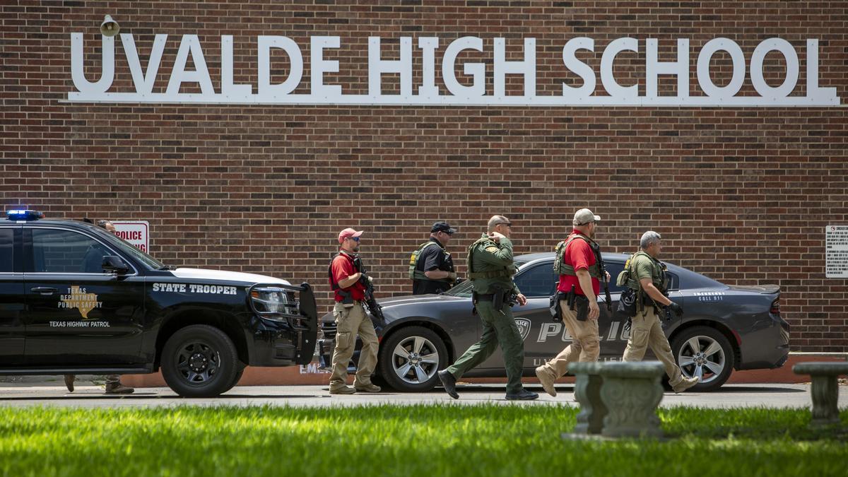 Agentes de Policía inspeccionan un instituto en Uvalde (Texas), el último que sufrió un tiroteo en EEUU.